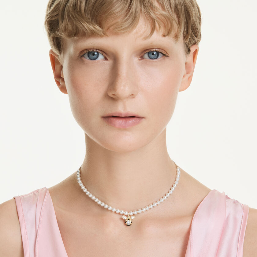 swarovski عقد شوكر idyllia، لؤلؤ كريستال، قطع متنوع، شكل نحلة، لون أبيض، لمسة نهائية من الذهب عيار 18 قيراط