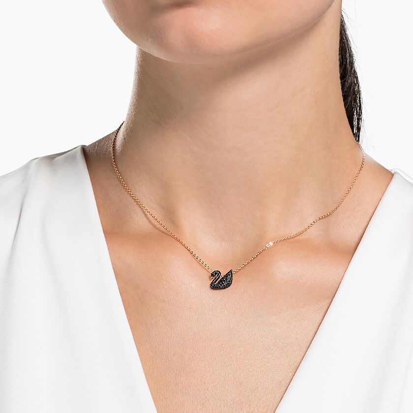 swarovski قلادة iconic swan بحلية متدلية صغيرة، لون أسود، طلاء ذهبي وردي