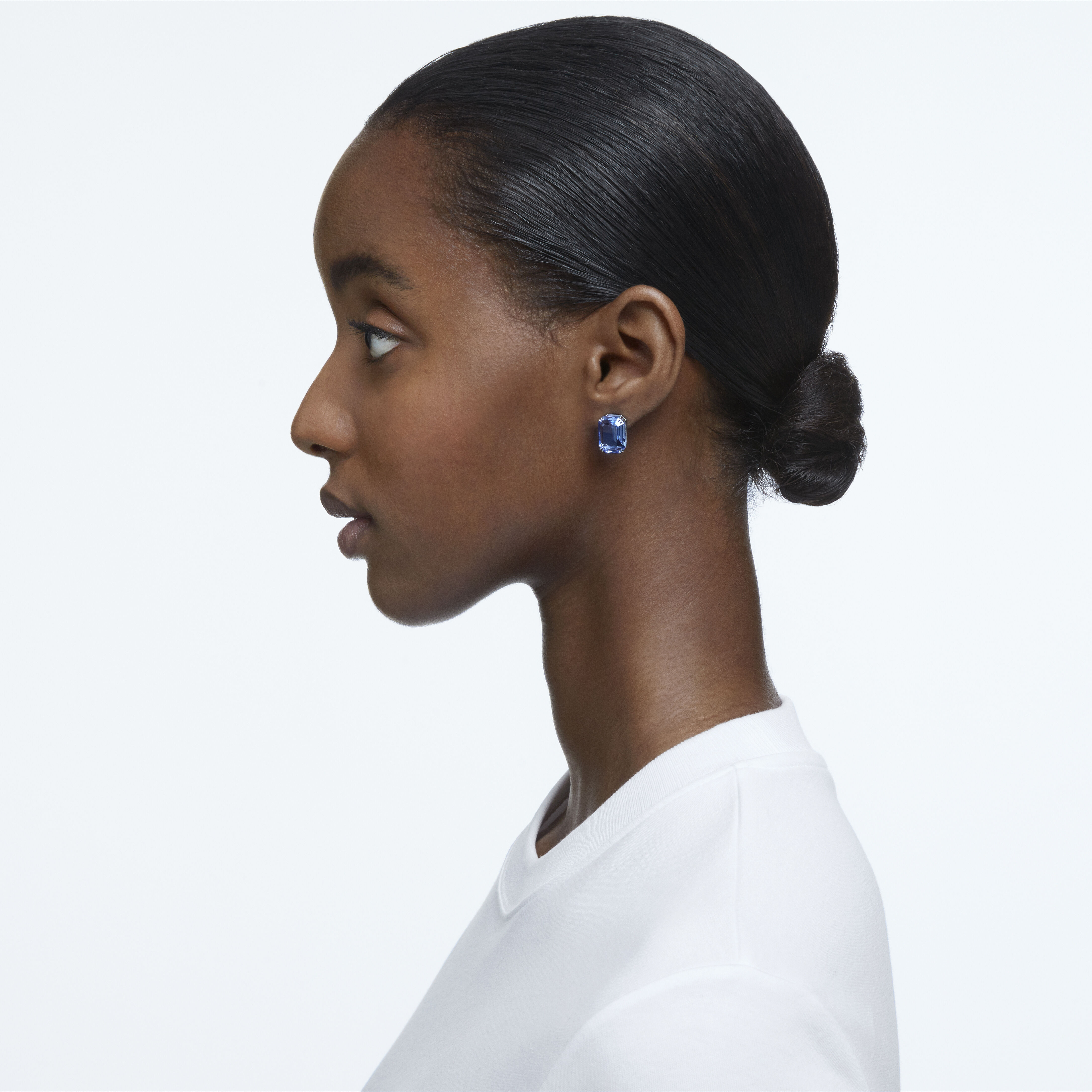 swarovski أقراط millenia دبوسية، مزدانة بكريستالات مثمنة، لون أزرق، طلاء روديوم