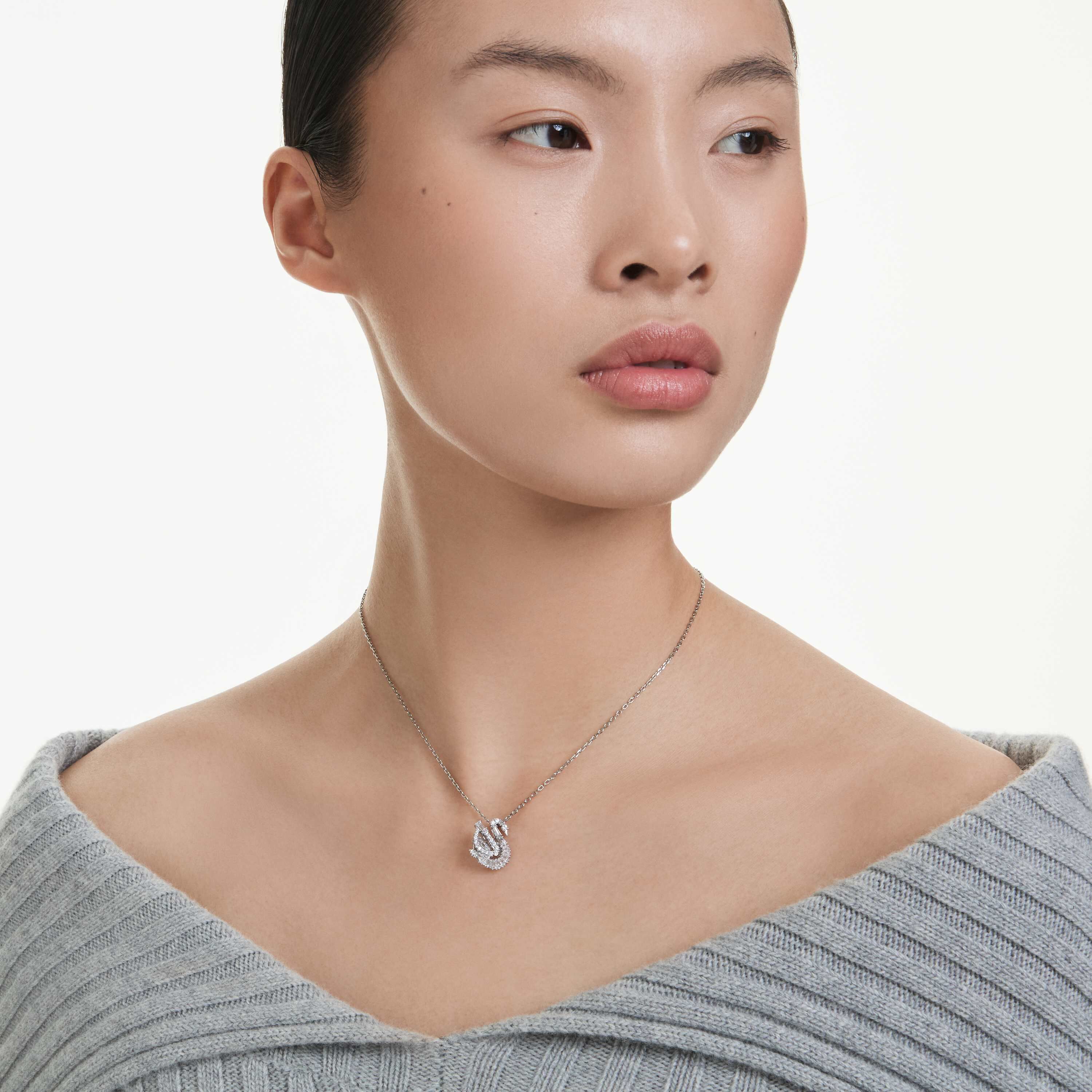 swarovski swan pendant  mixed cuts  swan  white