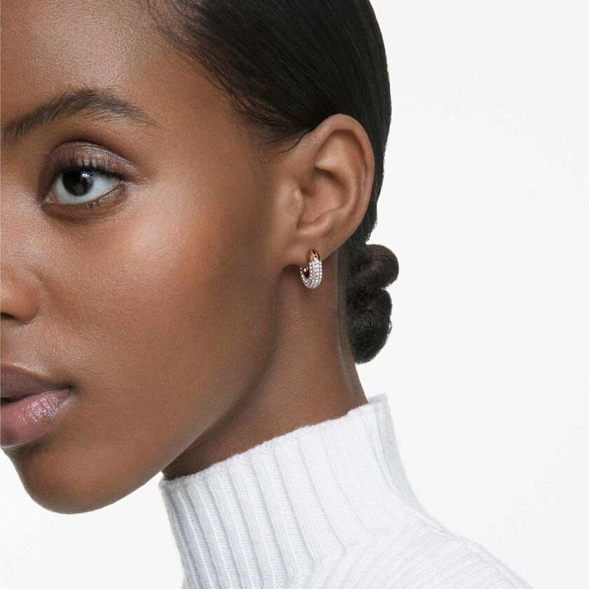 swarovski أقراط حلقية dextera، مزدانة بكريستالات متراصة، لون أبيض، طلاء ذهبي وردي