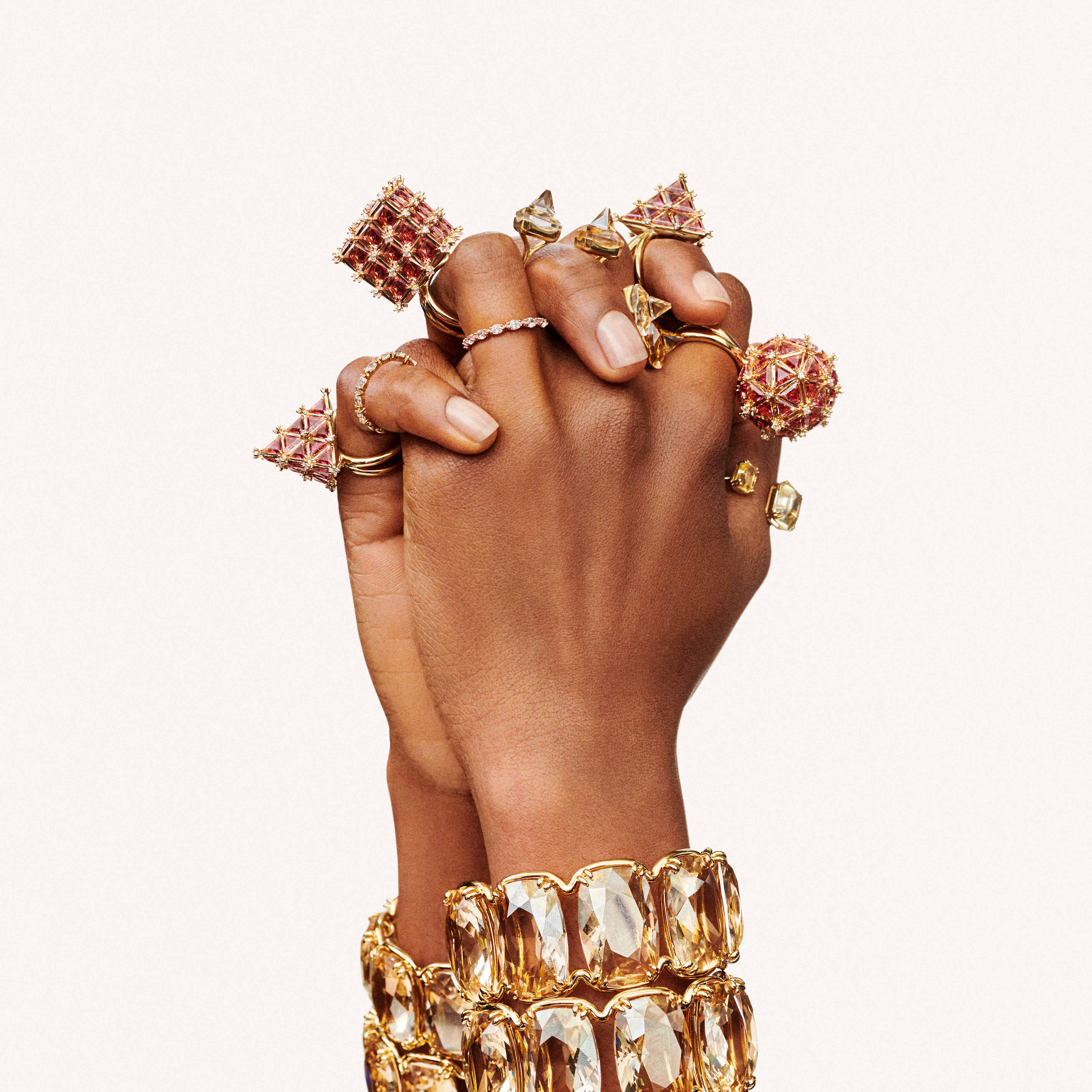 swarovski خاتم chroma، مزدان بكريستالات هرمية، ألوان متعددة، طلاء باللون الذهبي