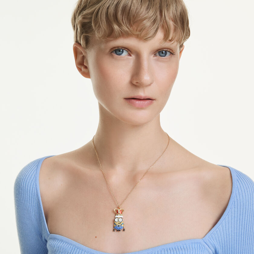 swarovski قلادة minions كينج بوب، ترصيع بافيه، ألوان متعددة، لمسة نهائية من الذهب عيار 18 قيراط