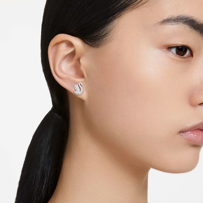 swarovski أقراط دبوسية swan، على شكل بجعة، لون أبيض، طلاء روديوم