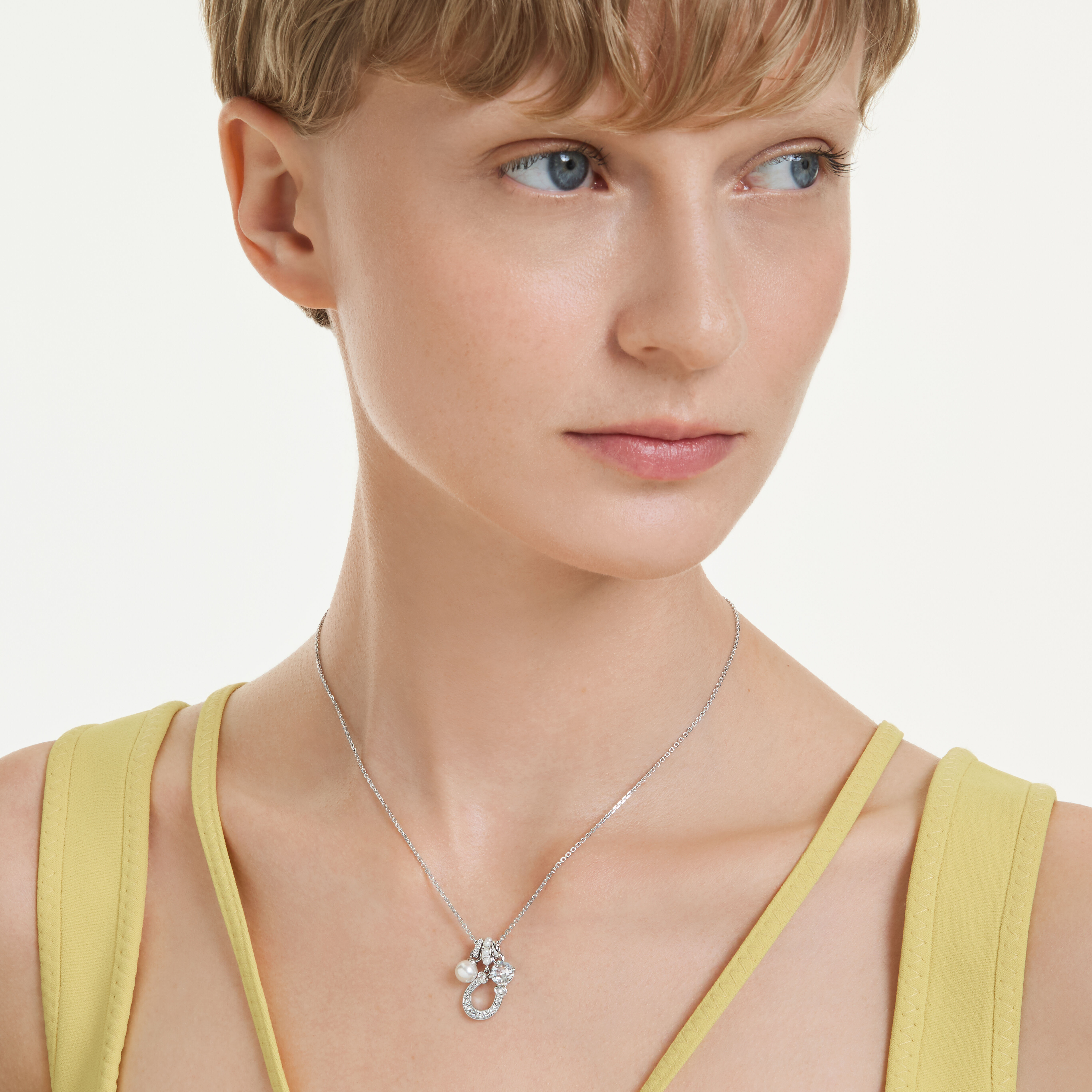 swarovski قلادة symbolica، لآلئ كريستال، قطع مستدير، أحجار كريستال صغيرة متراصة، شكل حدوة حصان، لون أبيض، طلاء روديوم