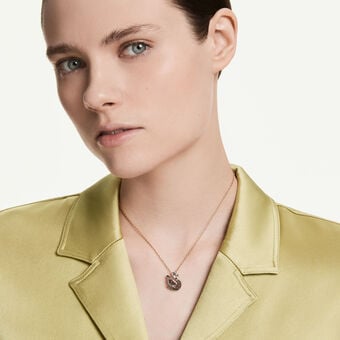 swarovski قلادة swan، قطع متنوع، شكل بجعة، لون أسود، لمسة نهائية من الذهب الوردي عيار 18 قيراط
