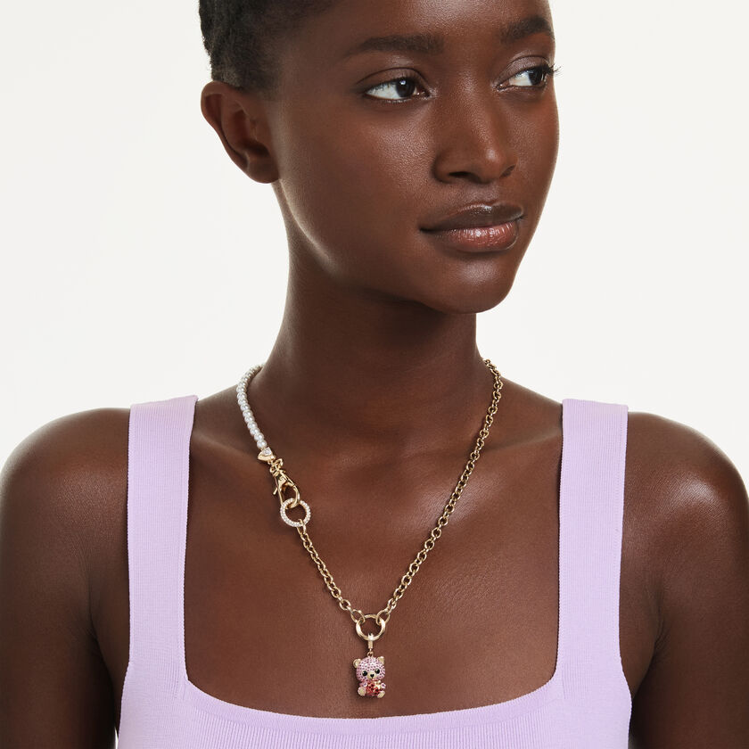 swarovski تعليقة idyllia، قطع متنوع، شكل دب، لون وردي، لمسة نهائية من الذهب عيار 18 قيراط